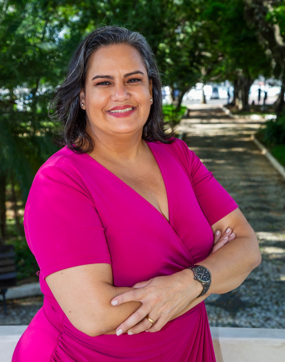 Imagem documental de Manu Barros interagindo com a comunidade